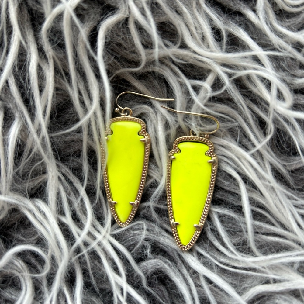 KENDRA Scott Earrings neon yellow  Stone Gold Tone  Arrowhead Spear Drop Dangle.